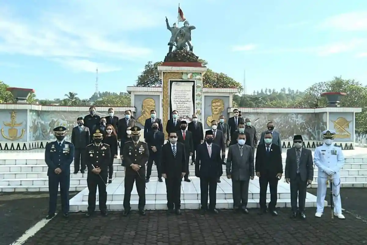 Sambut HUT RI Ke-75, Wali Kota Manado Tabur Bunga di TMP Kairagi