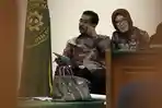 romi-herton-dan-istrinya-jalani-sidang-lanjutan_20141206_175913.jpg
