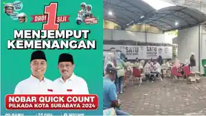 Warga-meononton-Hasil-Quick-Count-Pilwali-Kota-Surabaya-2024.jpg
