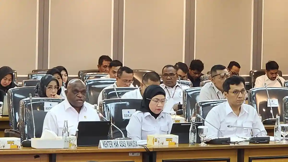 Anggota DPR Cecar Natalius Pigai: Pagar Laut Tangerang Langgar HAM