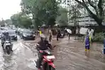 Genangan Air Rendam Jalan Demang Lebar Daun Palembang, Lalu Lintas Kendaraan Tersendat