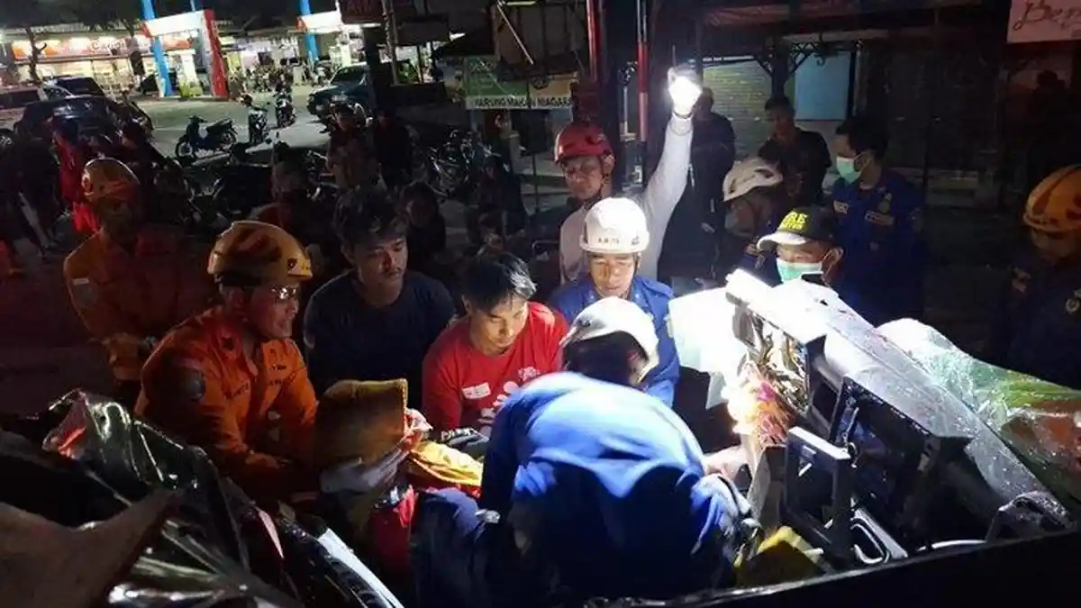 Kecelakaan Maut di Magelang, Basarnas dan Damkar Evakuasi Jenazah Korban yang Terjepit di Mobil