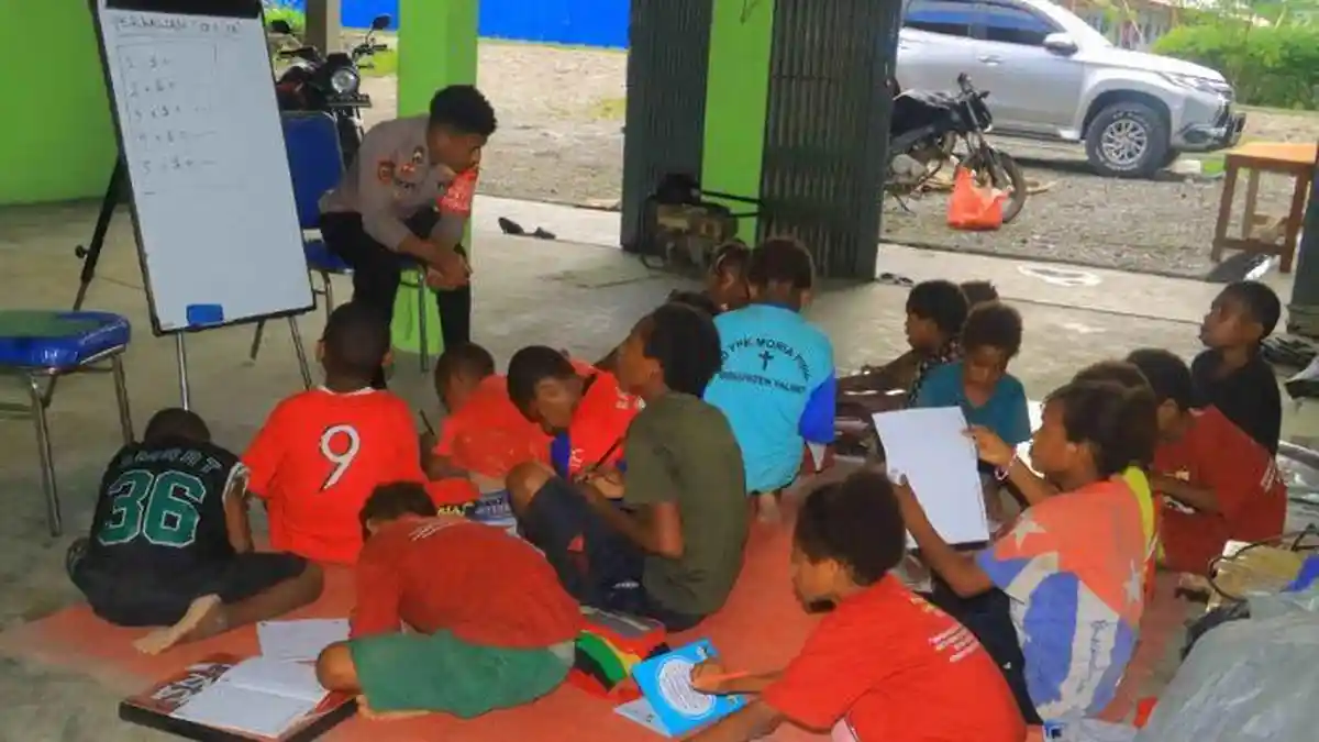 Si-Ipar, Agenda Tahunan Polri Mengukir Senyum dan Semangat Belajar Anak Papua