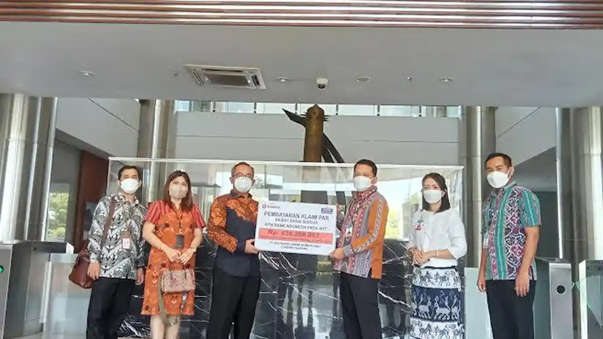 BUMIDA 1967 Kupang Serahkan Klaim Rp 2 Miliar, Nasabah Berterima kasih