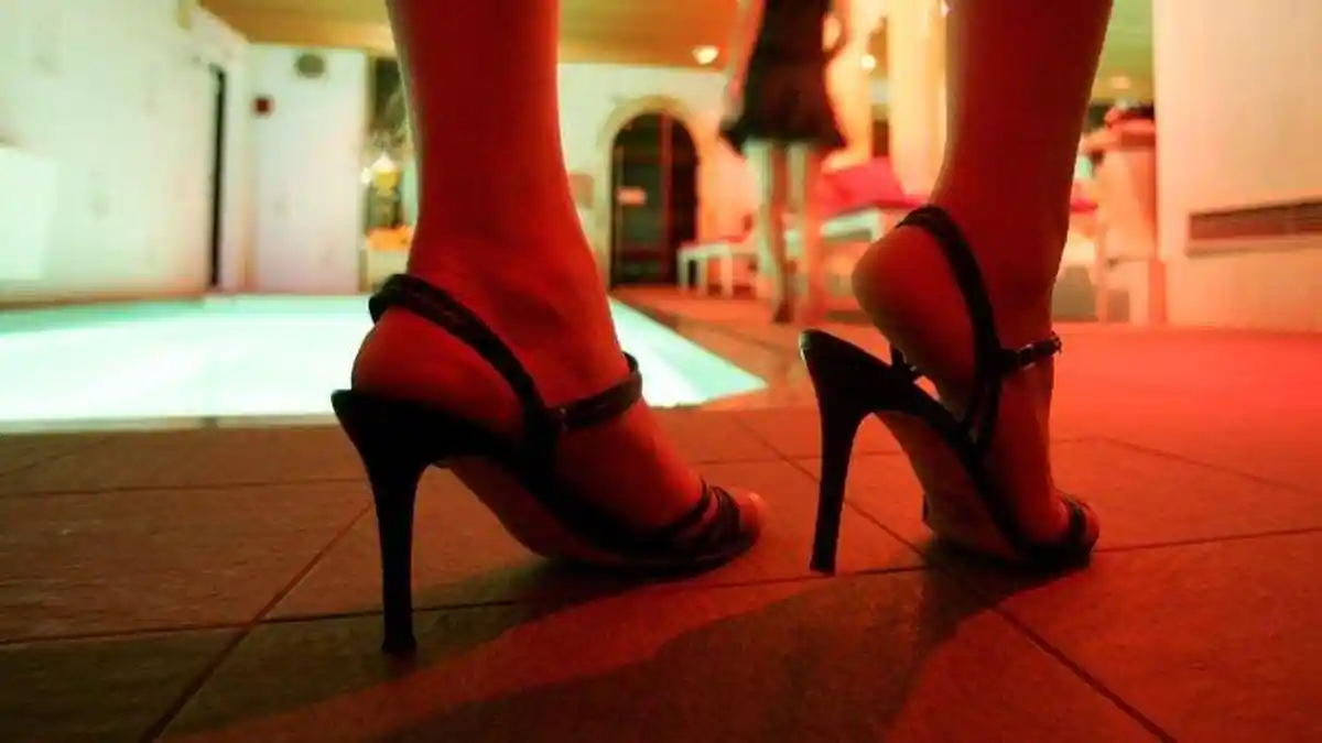 Dua Wanita Pemandu karaoke Ditelanjangi dan Diceburkan ke Laut