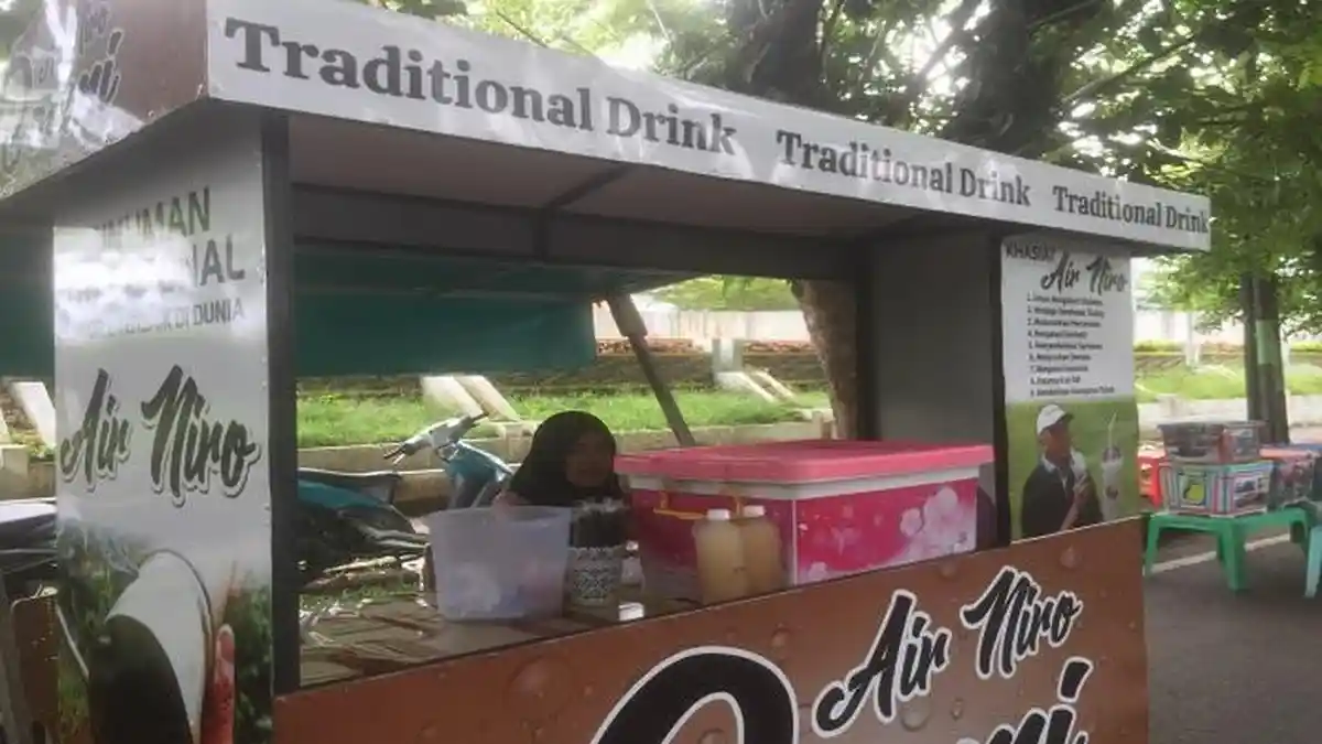 POPULER PADANG: Kisah Penjual Air Niro dekat Masjid Raya Sumbar dan Nelayan Tradisional Urung Melaut