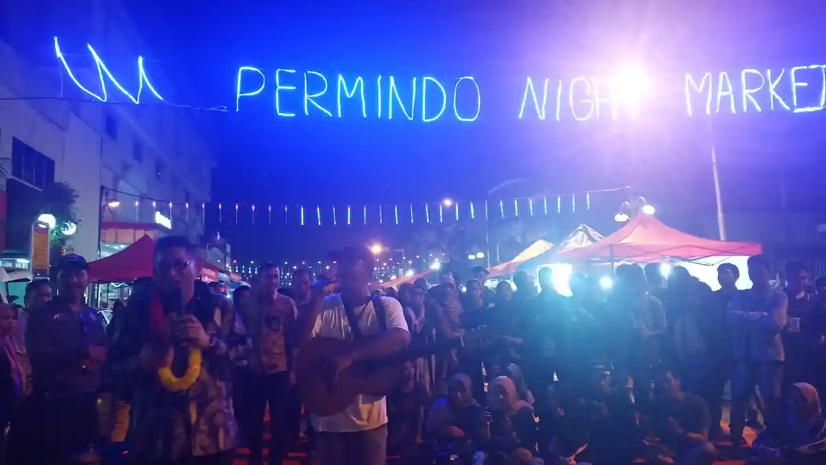 Lampu Tulisan di Jalan Permindo Jadi Objek Selfie Pengunjung Permindo Night Market