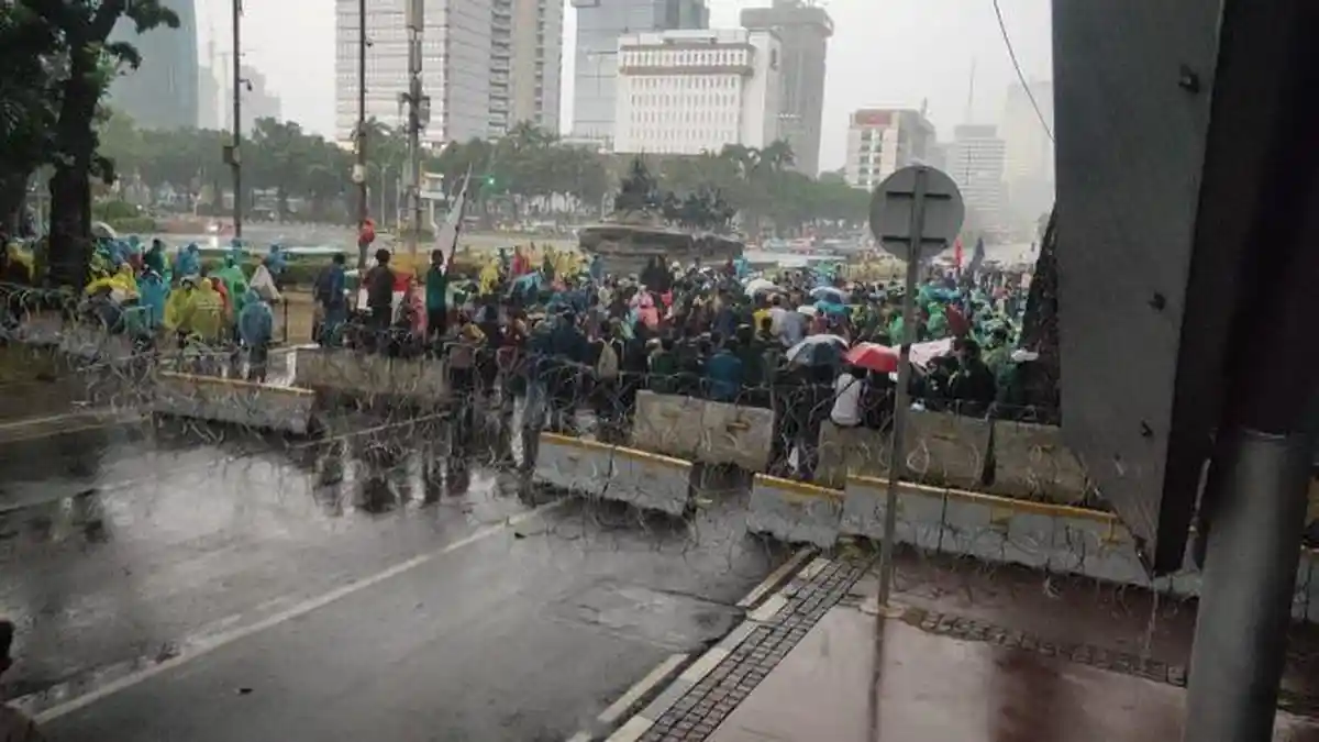 Massa Tolak UU Cipta Kerja Tetap Bertahan Meski Diguyur Hujan Deras