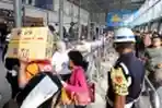 Stasiun Pasar Senen Dipadati Pemudik