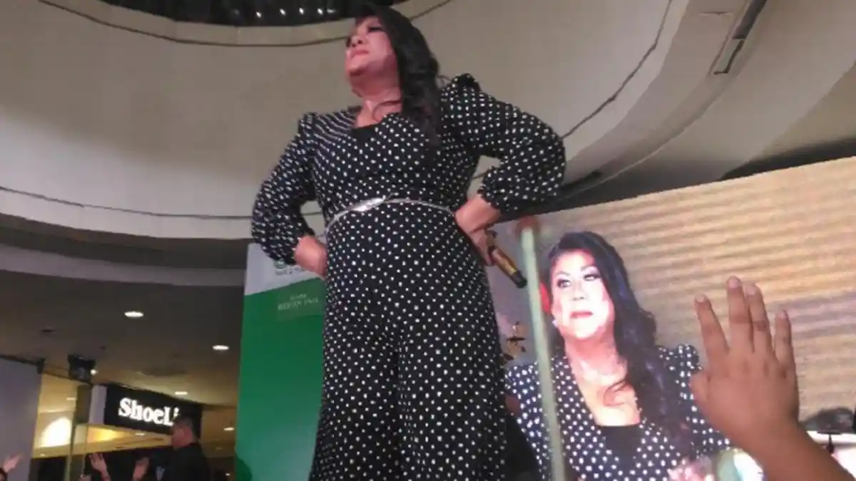Regina Ivanova Nyanyi Bareng Warga Medan di Konser Kemenangan Maria Simorangkir