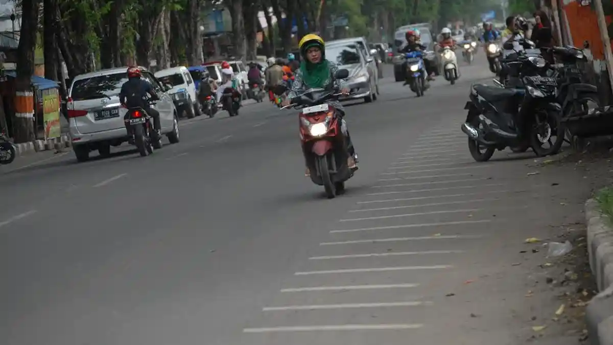 Lewat Batas Kontrak, Pengaspalan Jalan R Suprapto Purwodadi Yang Mangkrak Dipertanyakan Warga