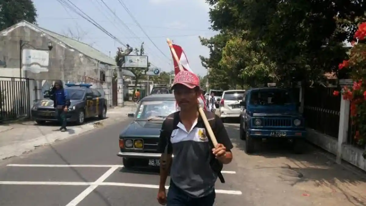 Jalan Kaki Yogya-Jakarta, Sepatu Kets yang Dipakai Giman Tak Rusak