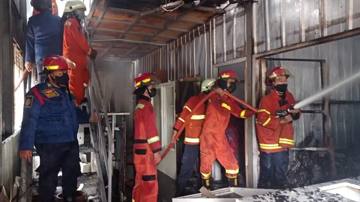 Mess Pekerja di Kawasan Summarecon Bekasi Terbakar, 5 Unit Damkar Dikerahkan