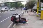 Pesepeda Tertidur Pulas di Trotoar Jalan