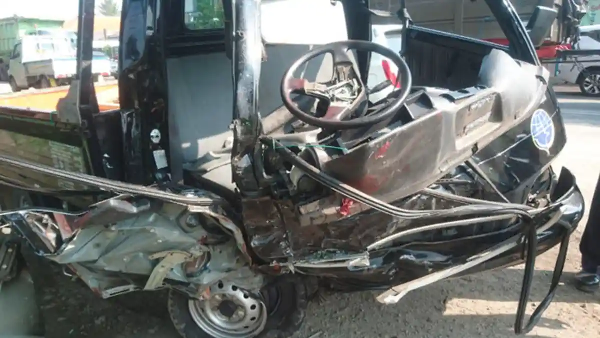2 Pick Up Tabrakan di Jalur Pantura Gresik-Lamongan, Bagian Depan Kendaraan Ringsek