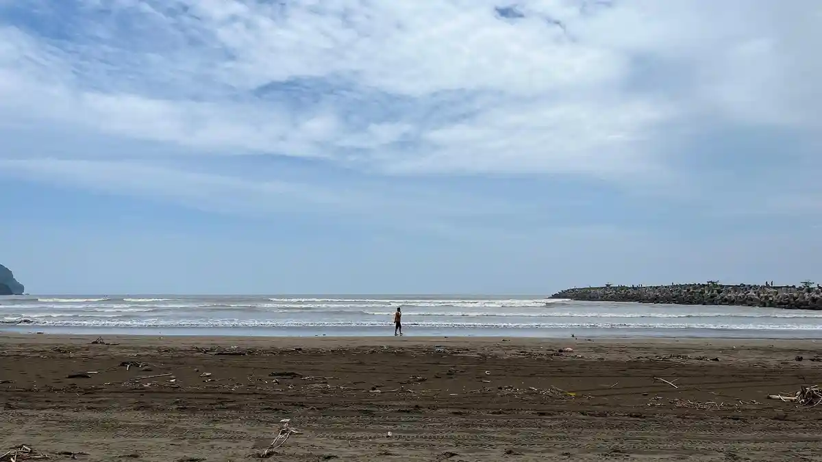 Waspada Gelombang Tinggi 4 Meter di Cilacap, Wisatawan Dilarang Berenang