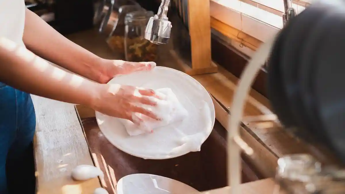 Piring Kotor Menumpuk? Ini Tips Mencuci Piring dengan Cepat dan Tetap Bersih