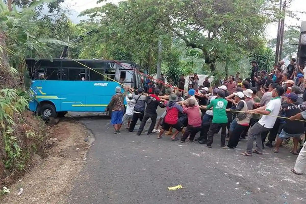 Bus Rombongan PKK dari Sragen Terguling di Kawasan Kebun Teh Kemuning Karanganyar, 4 Orang Terluka