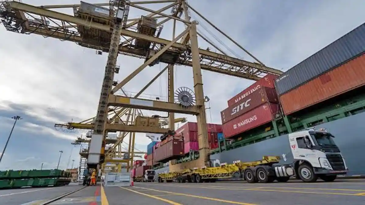 PT Terminal Petikemas Surabaya Target Tuntaskan Elektrifikasi Peralatan RTG Selesai di Tahun 2025