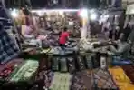 Pedagang Kain Sarung di Pasar Baru Bandung