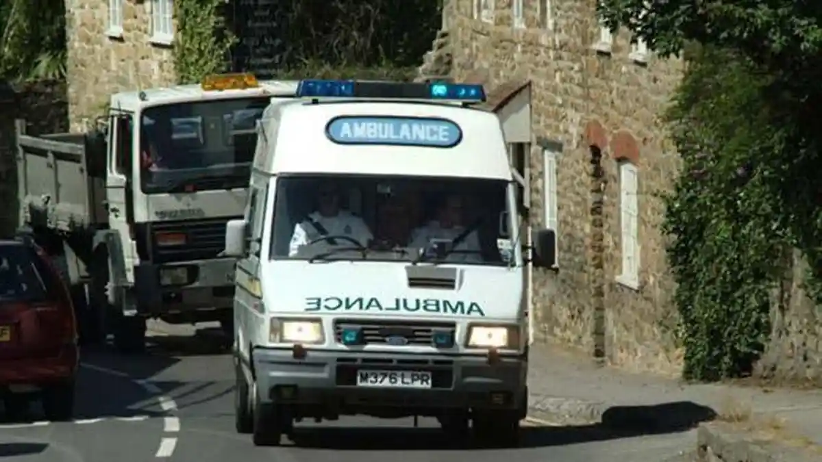 Tahukah Anda Kenapa Tulisan Ambulance di Bodi Mobil Terbalik?