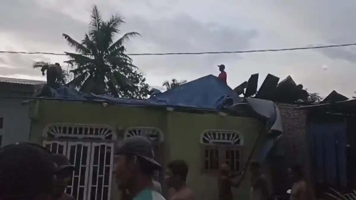 Angin Puting Beliung Terjang Rumah Warga di Batubara, Atap Terseret Sampai 20 Meter