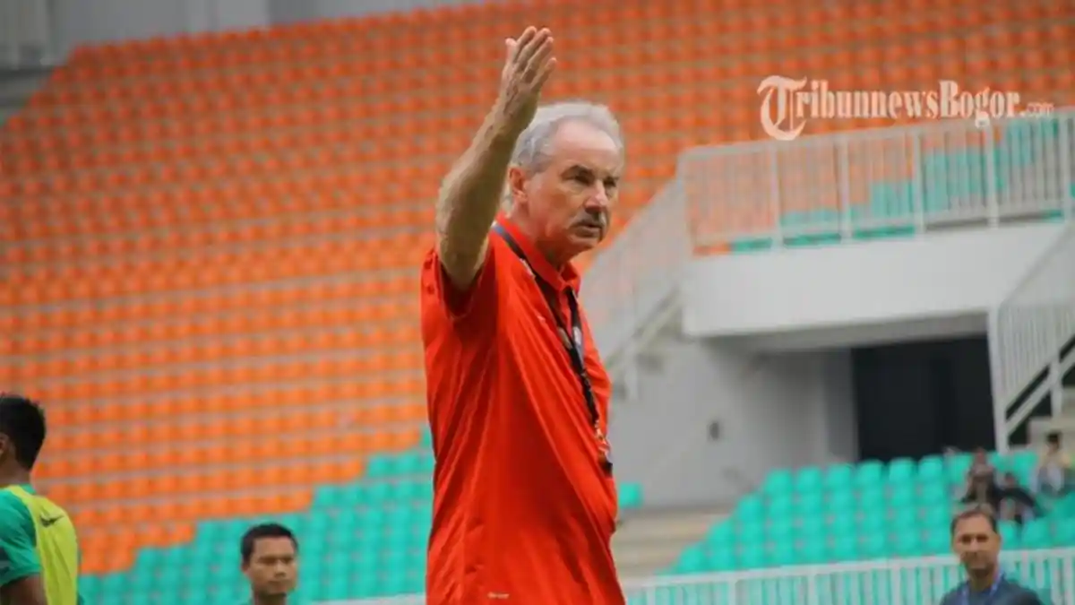 Alfred Riedl Keluhkan Kondisi Lapangan Stadion Pakansari Gara-gara Ini