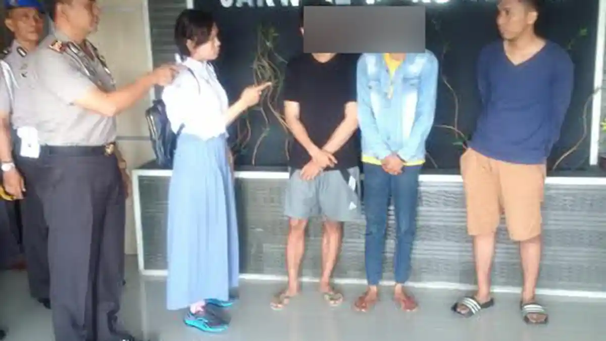 Polwan Polres Tegal Pakai Seragam SMA Bongkar Sindikat Jual Beli Kunci Jawaban UN
