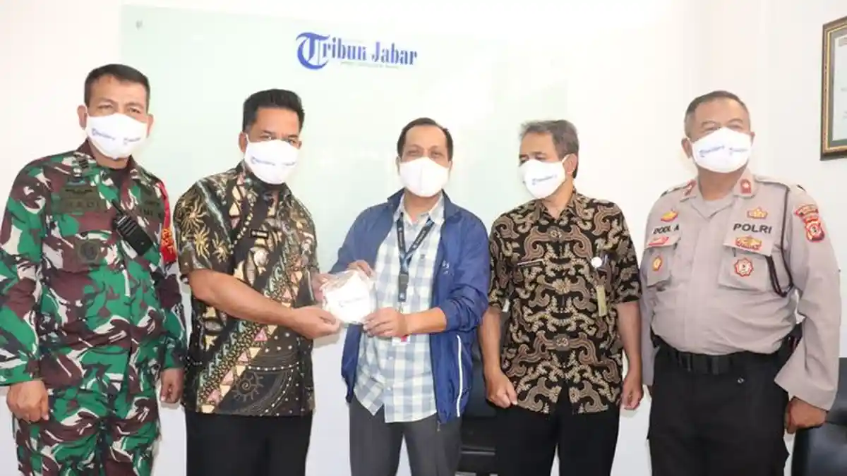 Cara Pakai Masker yang Benar, Lalu Buanglah