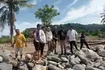Sekda-Padang-Raju-Minrropa-tinjau-lokasai-banjir-2252026.jpg