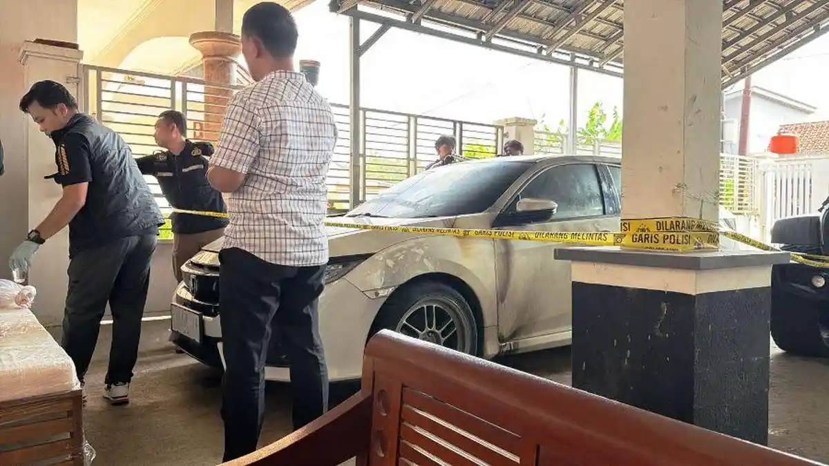 Teror Bom Molotov di Rumah Kades Hoho, Mobil Civic Hangus Terbakar: Pasti Ada Dalangnya