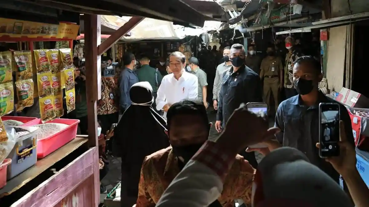Jokowi Kaget Harga Minyak Naik Rp2.000, Blusukan ke Pasar Malangjiwan Colomadu Didampingi Ganjar