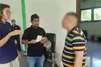 Petugas-Imigrasi-Meulaboh-saat-melakukan-pemeriksaan-terhadap-enam-WNA-asal-Tiongkok.jpg