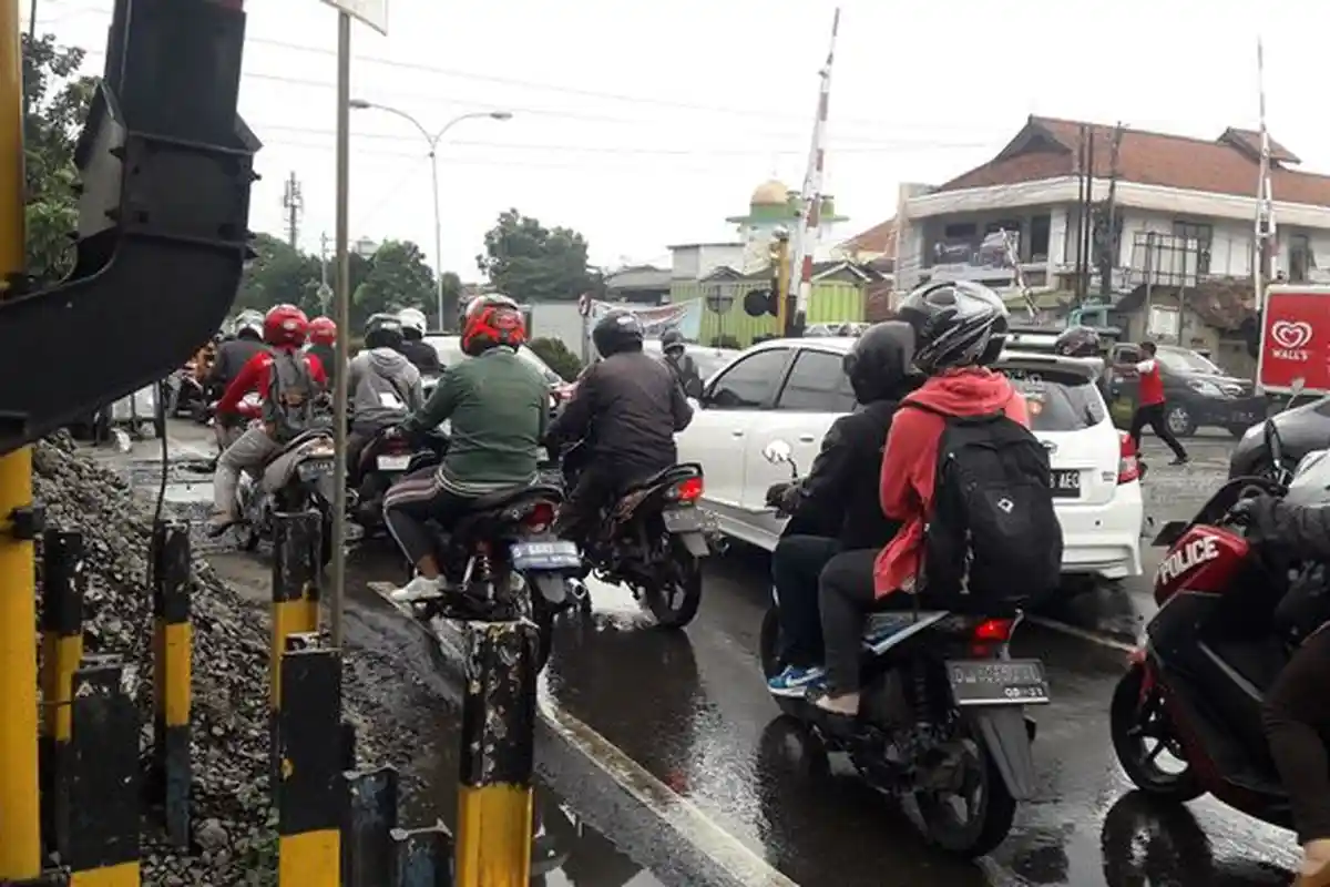 Malam Ini, Perlintasan Kereta Api di Jalan Laswi Bandung Akan Diaspal