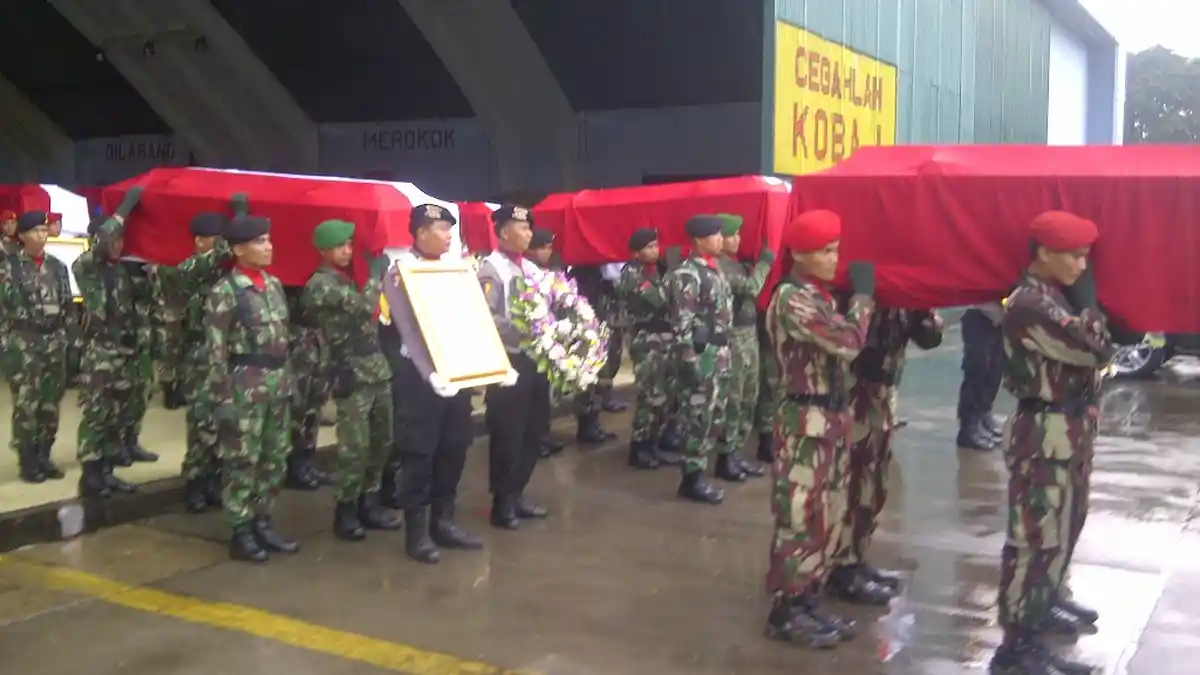 Di Bawah Hujan Gerimis, 11 Jenazah Berangkat dari Halim ke TMP Kalibata
