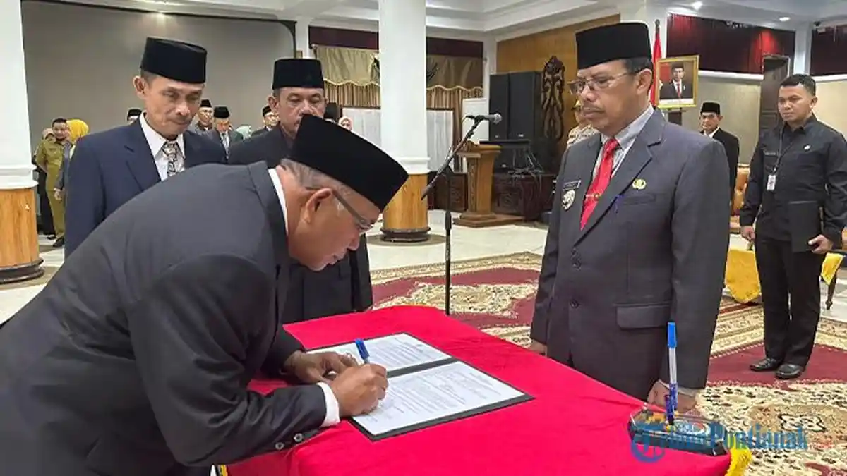 Pj Bupati Mempawah Ambil Sumpah Janji Juli Suryadi Burdadi Sebagai Pj Sekda