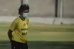 pelatih-bali-united-teco-mengenakan-masker-saat-memimpin-latihan-skuatnya.jpg