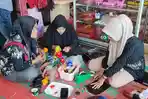 Para-ibu-mengerjakan-produk-UMKM-Sanggar-Uis-Karya-Bunda-di-di-Jalan-Tengku-Umar.jpg