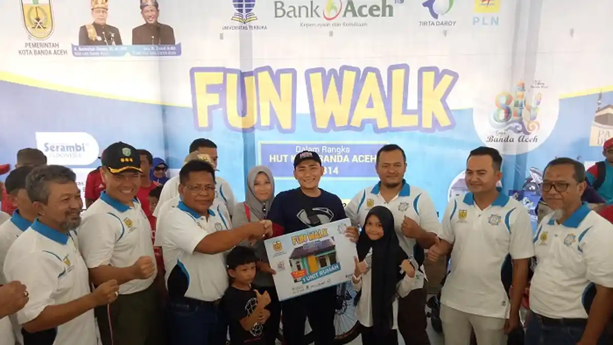 Pria Ini Raih Hadiah Utama Fun Walk Banda Aceh 2019 Berupa Satu Unit Rumah