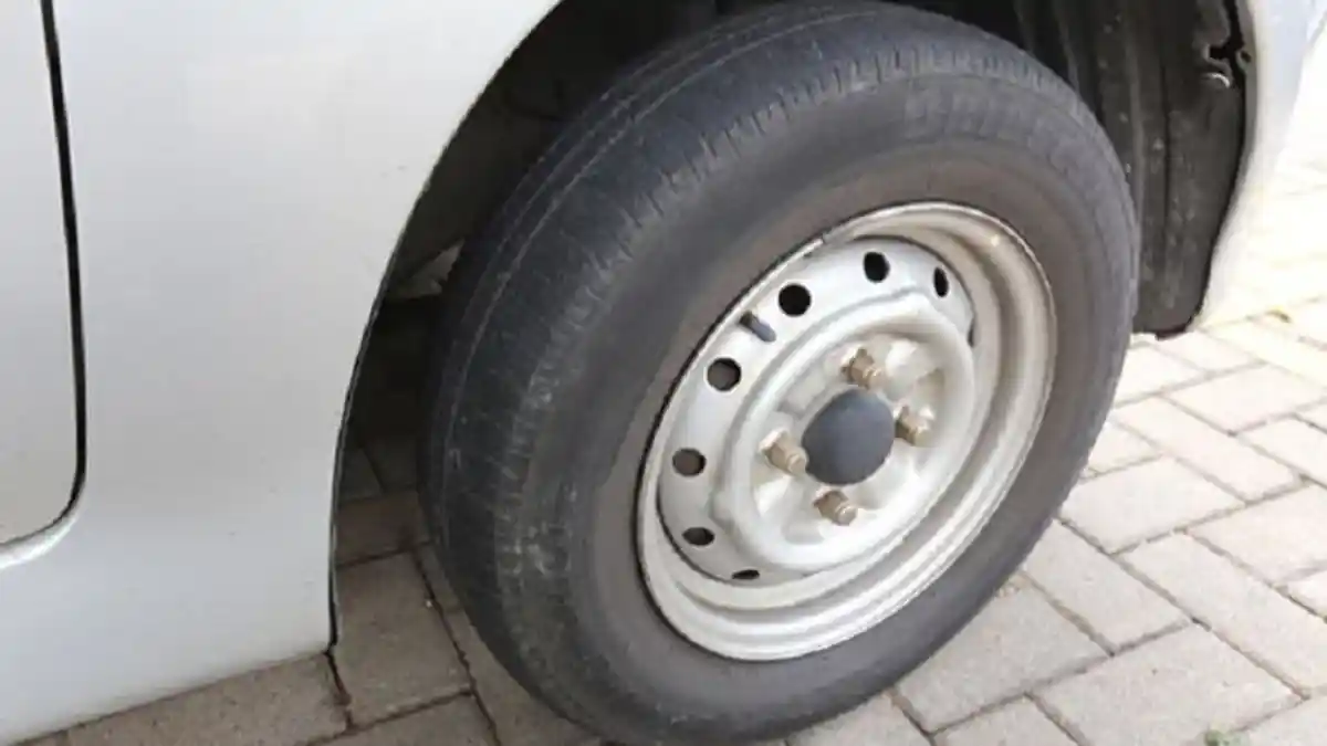 Cara Menjaga Ban Mobil Tetap dalam Kondisi Optimal dan Penyebab Ban Cepat Halus