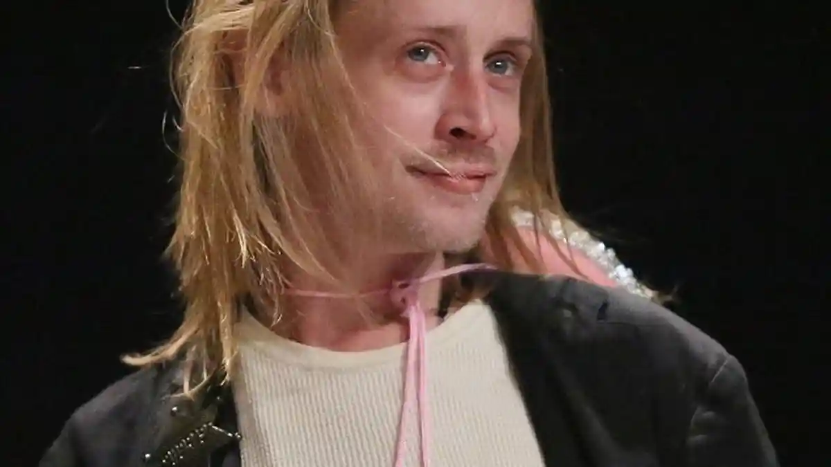 Apa Kabar Macaulay Culkin? Terekam Ia Ciuman dengan Penyanyi Pria