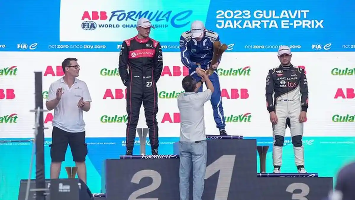 Tak Ada Presiden Jokowi, Trofi Juara Seri 11 Formula E Jakarta Diserahkan Heru Budi