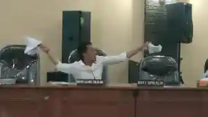 Anggota-DPRD-Ahmad-Ajlan-Alwi-saat-merobek-doku.jpg