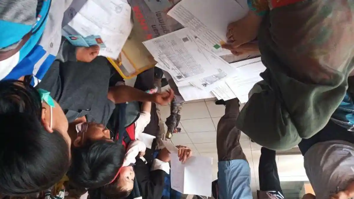 Warga Rantepao Tersenyum Lebar Usai Terima BSU Rp 600 Ribu di Kantor Pos