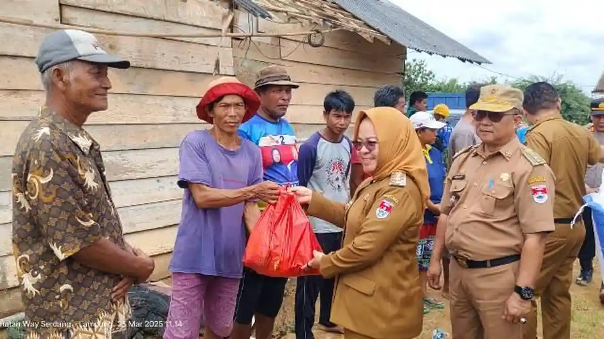 Bupati Mesuji Serahkan Bantuan Sembako Kepada Keluarga Terdampak Angin Puting Beliung