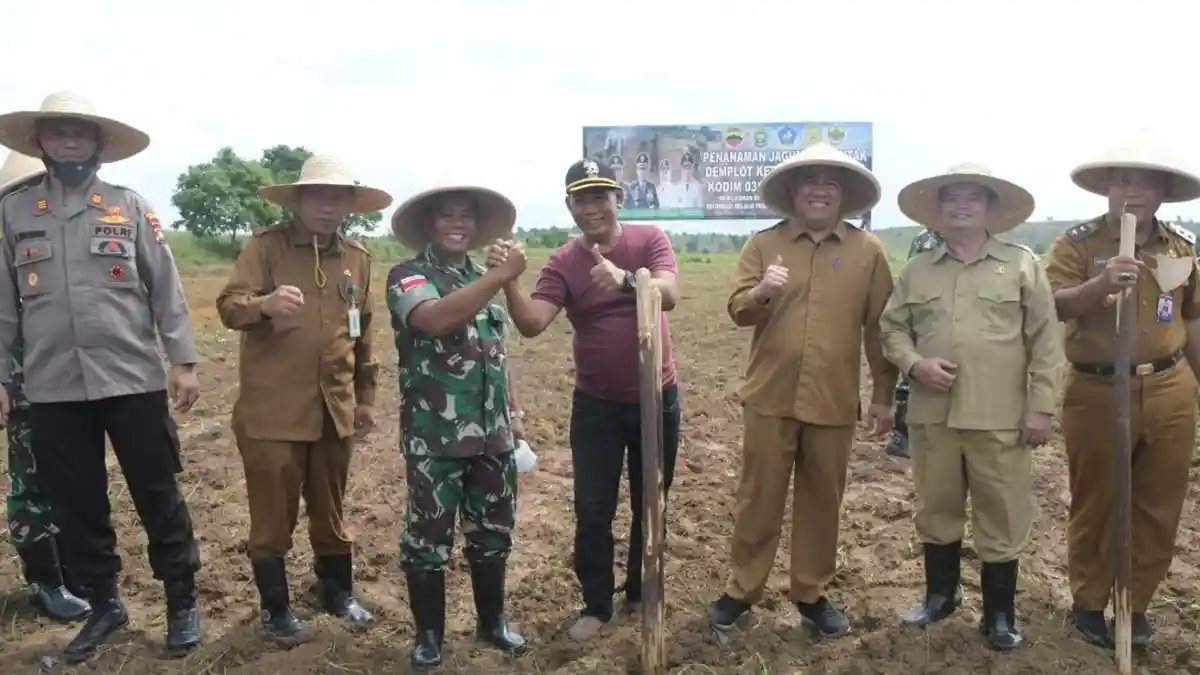Danrem 033 WP Brigjen TNI Yudi Sulistyanto Tanam Jagung di Bintan