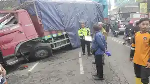 Polisi-mengevakuasi-kendaraan-truk-gandeng.jpg
