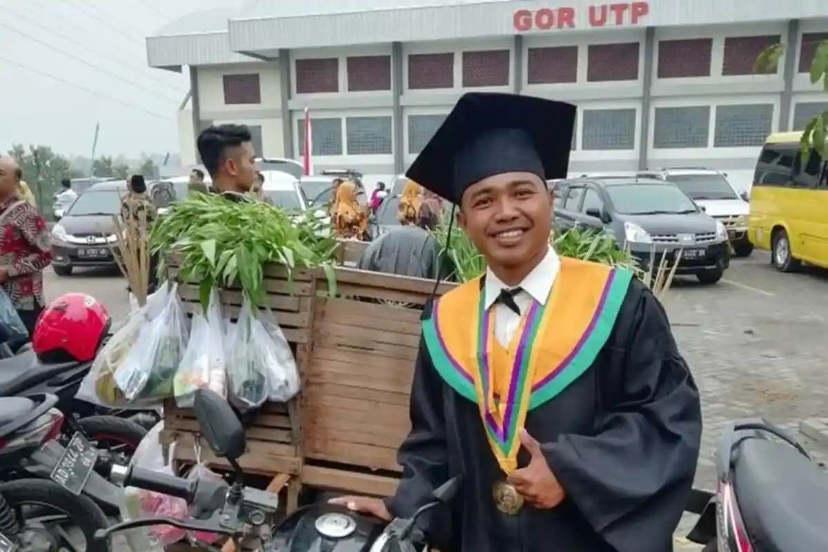 Kisah Amir Penjual Sayur Keliling yang Jadi Sarjana, Pagi Jual Sayur, Sore Jual Pisang di Pasar