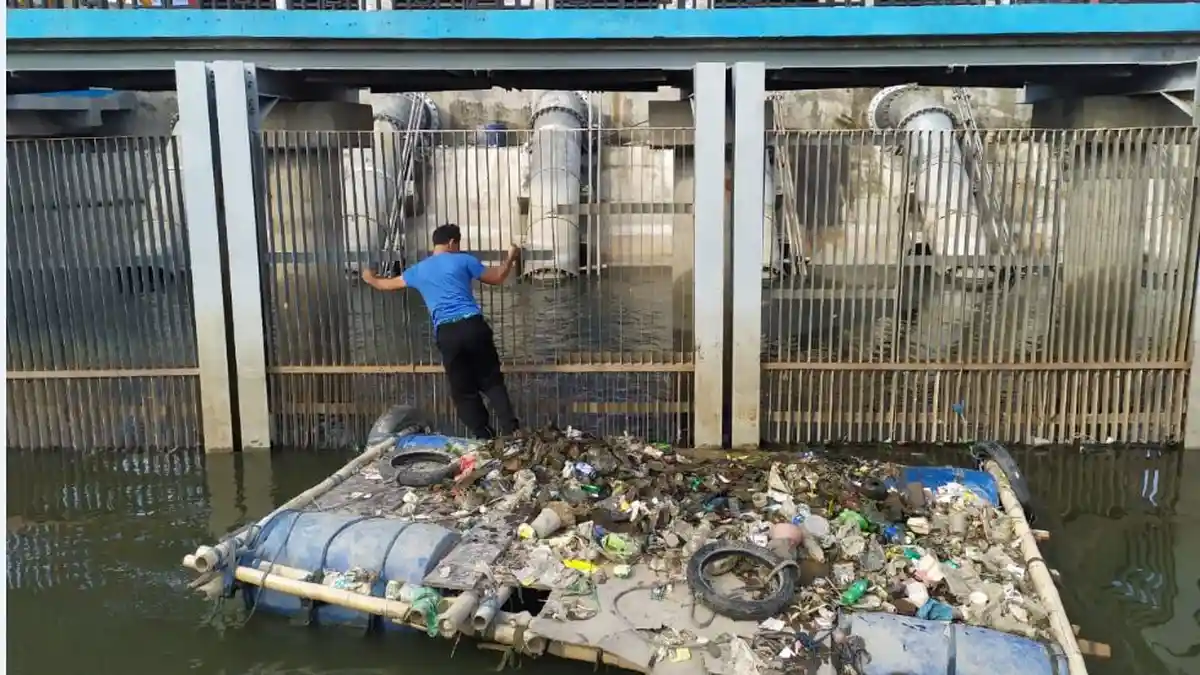 Petugas Kebersihan di Rumah Pompa Kali Tenggang Kewalahan,  Ada Sampah Popok hingga Kasur