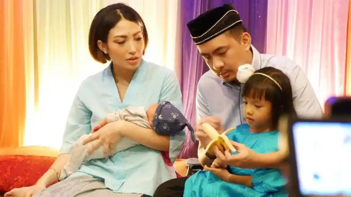 Sempat Cemburu, Anak Sulung Ayu Dewi Kini Justru Telaten Bantu Urus Adiknya